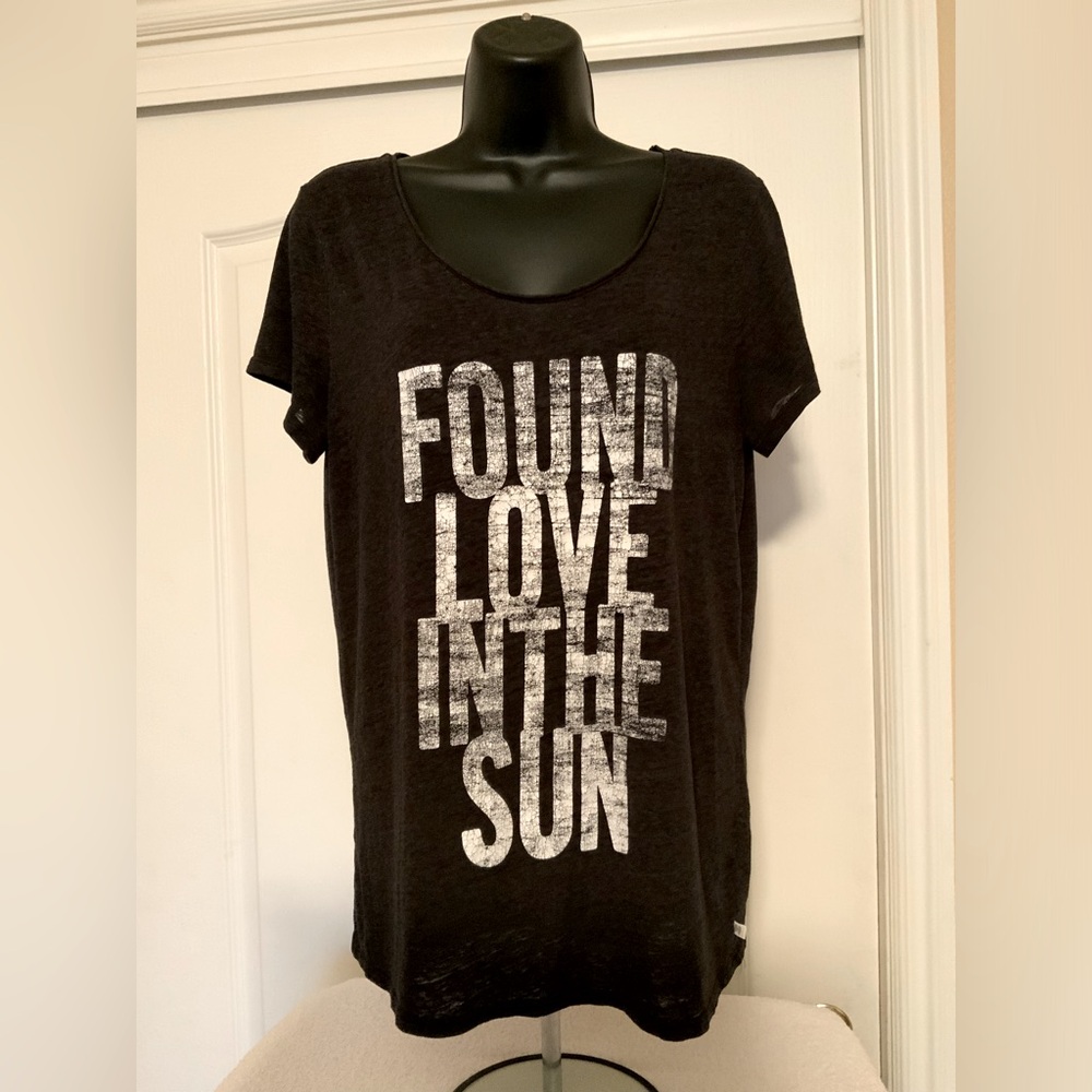 Victoria’s Secret Graphic T-shirt. Found Love in the Sun size M